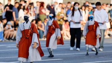 foto:-deretan-robot-biksu-ramaikan-festival-lentera-teratai-di-korsel
