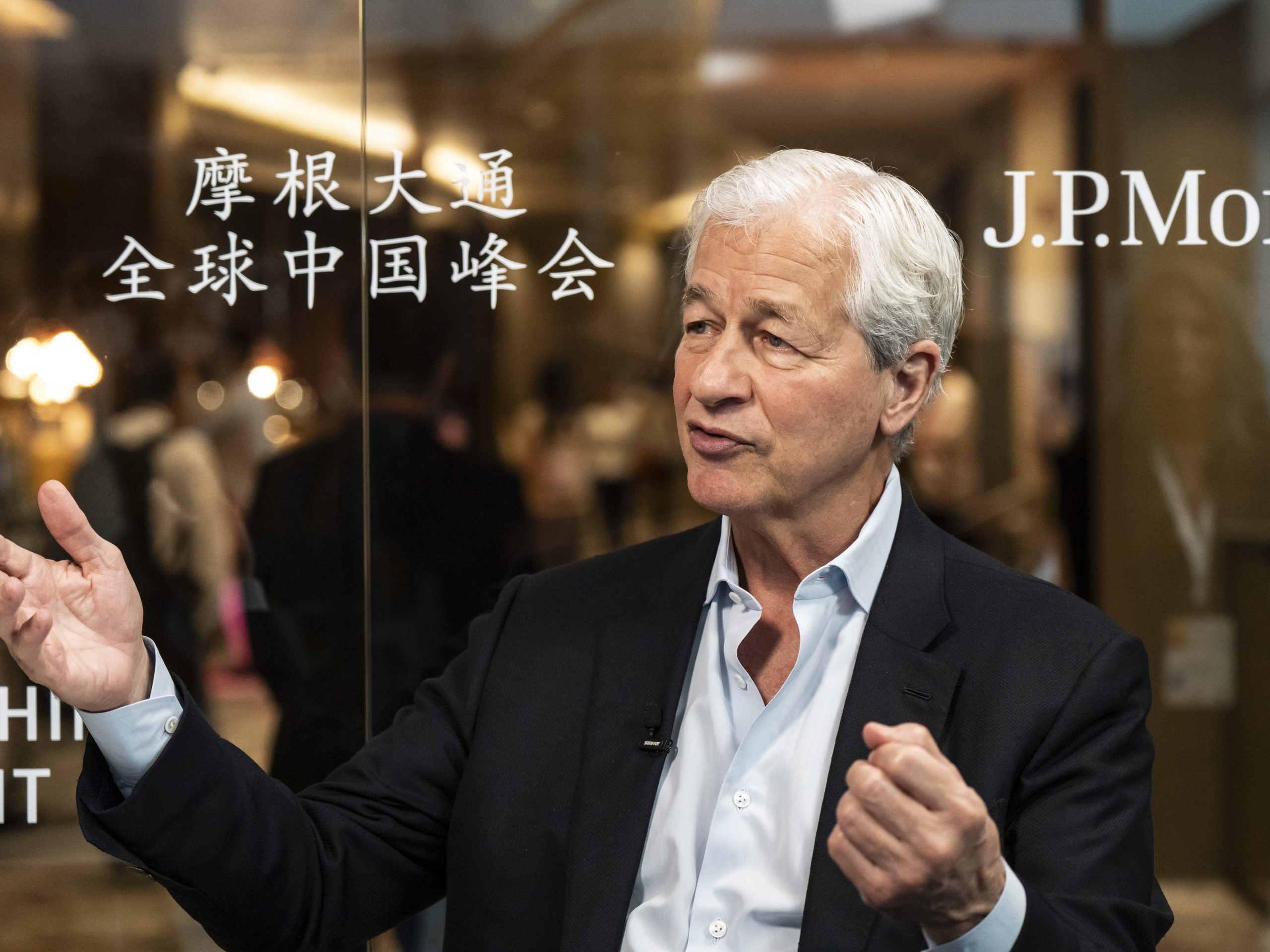 jamie-dimon-mengatakan-jpmorgan-mungkin-akan-mempekerjakan-lebih-sedikit-bankir-di-masa-depan-—-dan-lebih-banyak-‘orang-ai’