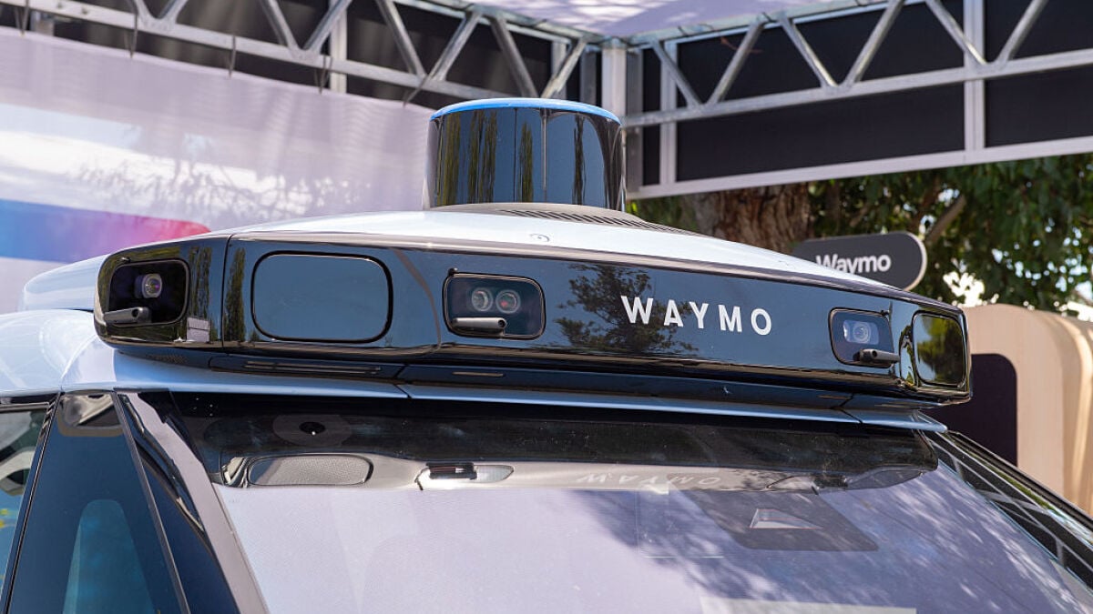 waymo-dilaporkan-menghentikan-layanan-robotaxi-di-4-kota-saat-mobil-melaju-menuju-banjir