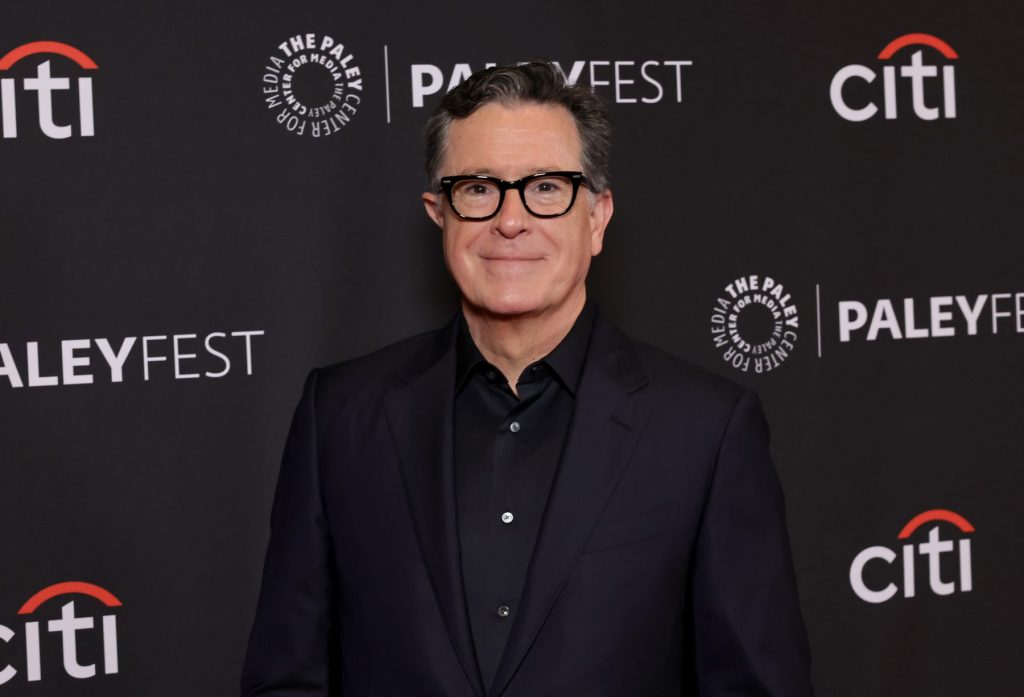 “stephen-colbert-membuat-kejutan-penampilan-akses-publik-michigan-setelah-perpisahan-‘late-show'”.