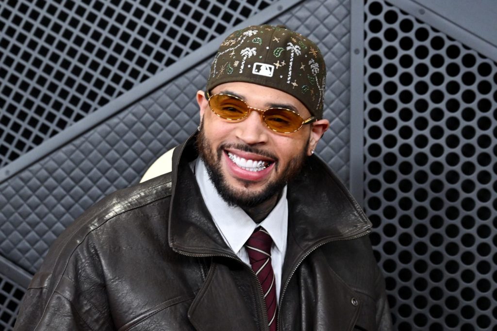 chris-brown-menerima-phd-kehormatan-dari-harvest-christian-university