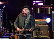 neil-young-membuat-penampilan-langsung-pertama-pada-tahun-2026-di-vancouver-benefit-concert