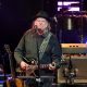 neil-young-membuat-penampilan-langsung-pertama-pada-tahun-2026-di-vancouver-benefit-concert