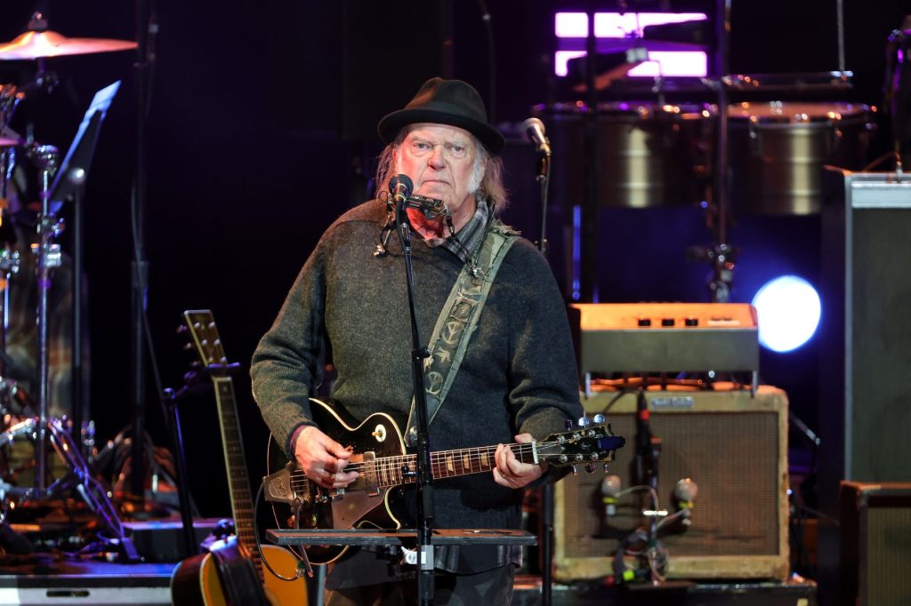 neil-young-membuat-penampilan-langsung-pertama-pada-tahun-2026-di-vancouver-benefit-concert