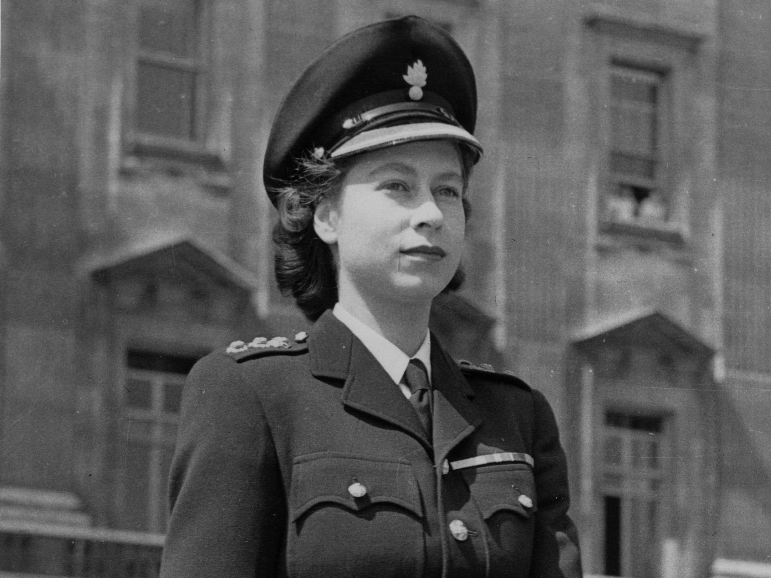 10-wanita-terkenal-yang-bertugas-di-militer