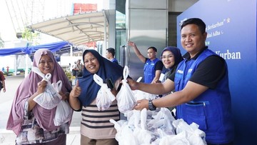 tebar-rasa-syukur,-pnm-salurkan-hewan-kurban-ke-warga-di-18-cabang