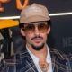 “Bad Bunny Bergabung dengan Pemeran ‘Toy Story 5’ sebagai Pizza Dengan Kacamata Hitam”.
