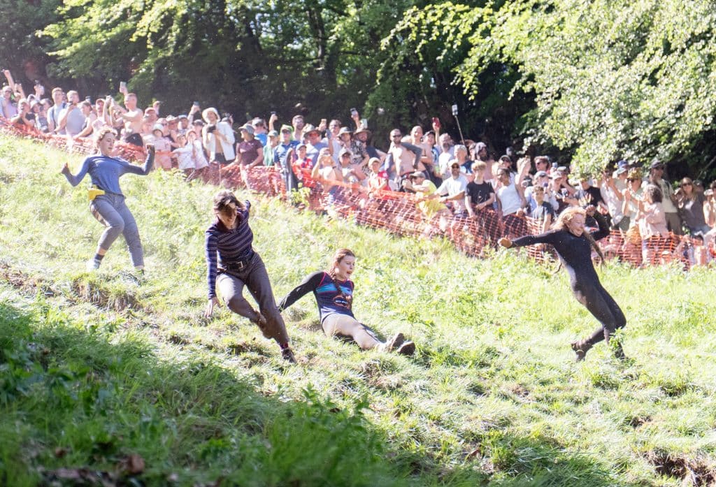 cara-menghadiri-cooper’s-hill-cheese-rolling