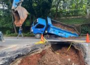 truk-sudin-sda-jaksel-terperosok-di-kawasan-jalan-amblas-lenteng-agung