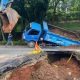 Truk Sudin SDA Jaksel Terperosok di Kawasan Jalan Amblas Lenteng Agung