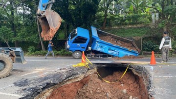 truk-sudin-sda-jaksel-terperosok-di-kawasan-jalan-amblas-lenteng-agung