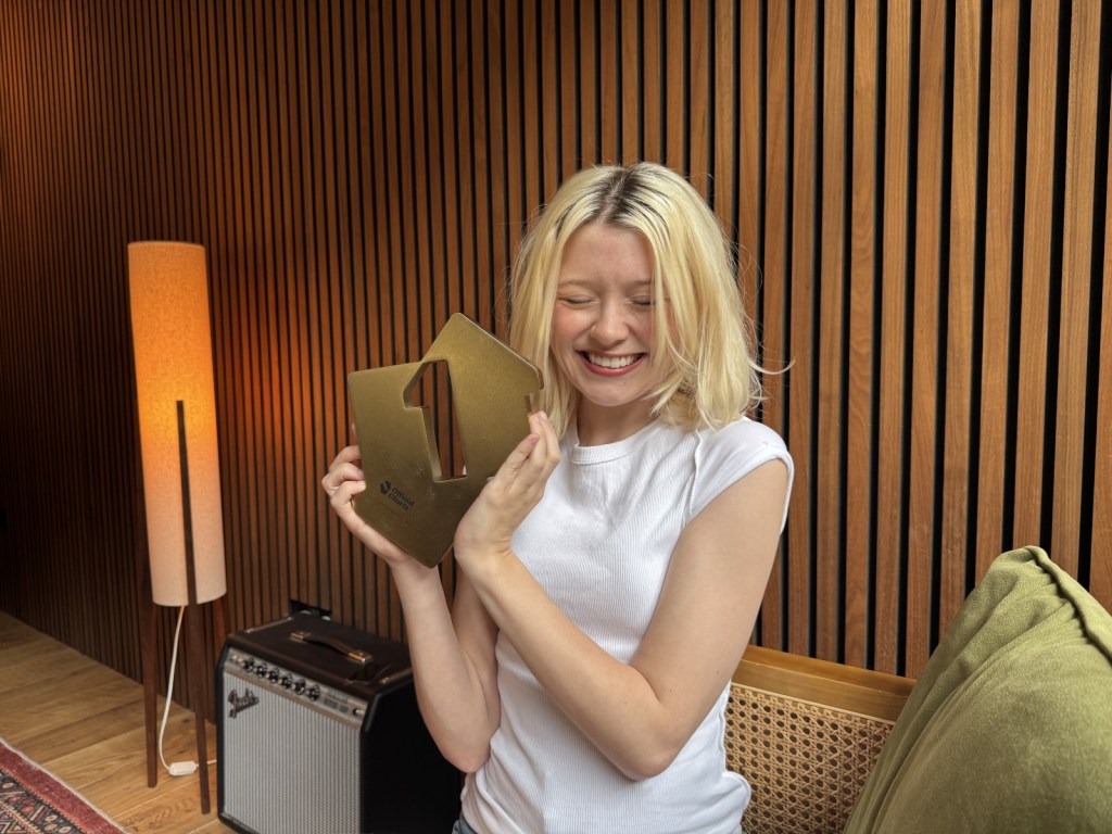 maisie-peters-mengalahkan-michael-jackson-untuk-album-no.-1-inggris-dengan-‘florescence’