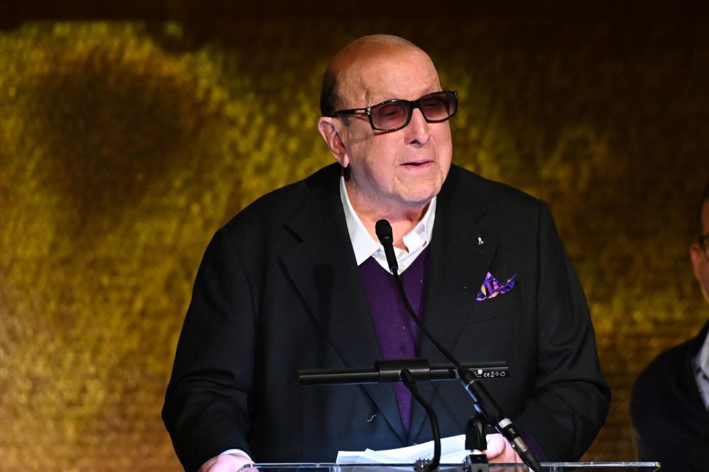 clive-davis-dirawat-di-rumah-sakit-di-new-york-setelah-masalah-pernafasan