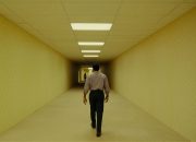 ‘Backrooms’ Membawa Anda Lebih Dalam ke Mitos Horor Paling Luar Biasa di Internet
