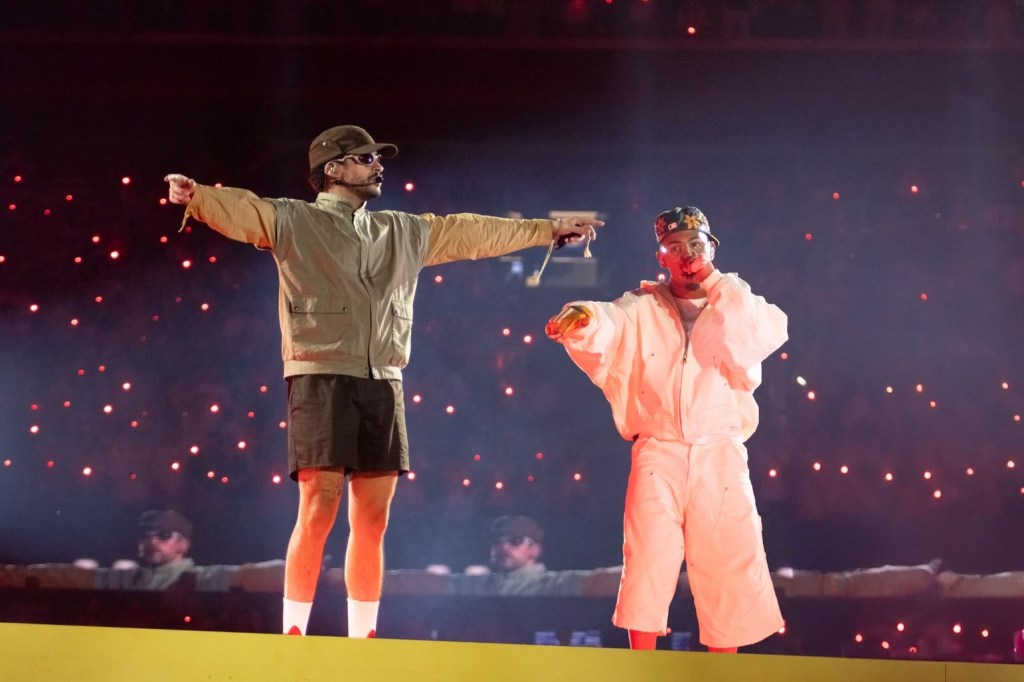 bad-bunny-memulai-residensi-bersejarah-di-madrid-dengan-myke-towers-sebagai-tamu-kejutan