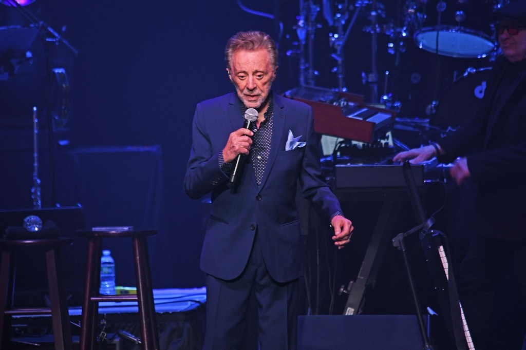 frankie-valli-membatalkan-sisa-tanggal-tur-2026-untuk-‘fokus-pada-kesehatan-saya’