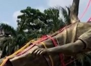 proses-patung-raksasa-messi-di-india-dipindahkan-pakai-truk
