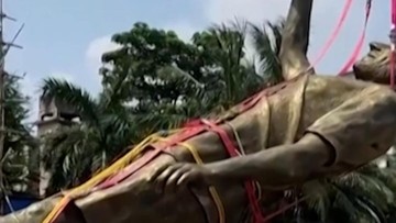 proses-patung-raksasa-messi-di-india-dipindahkan-pakai-truk