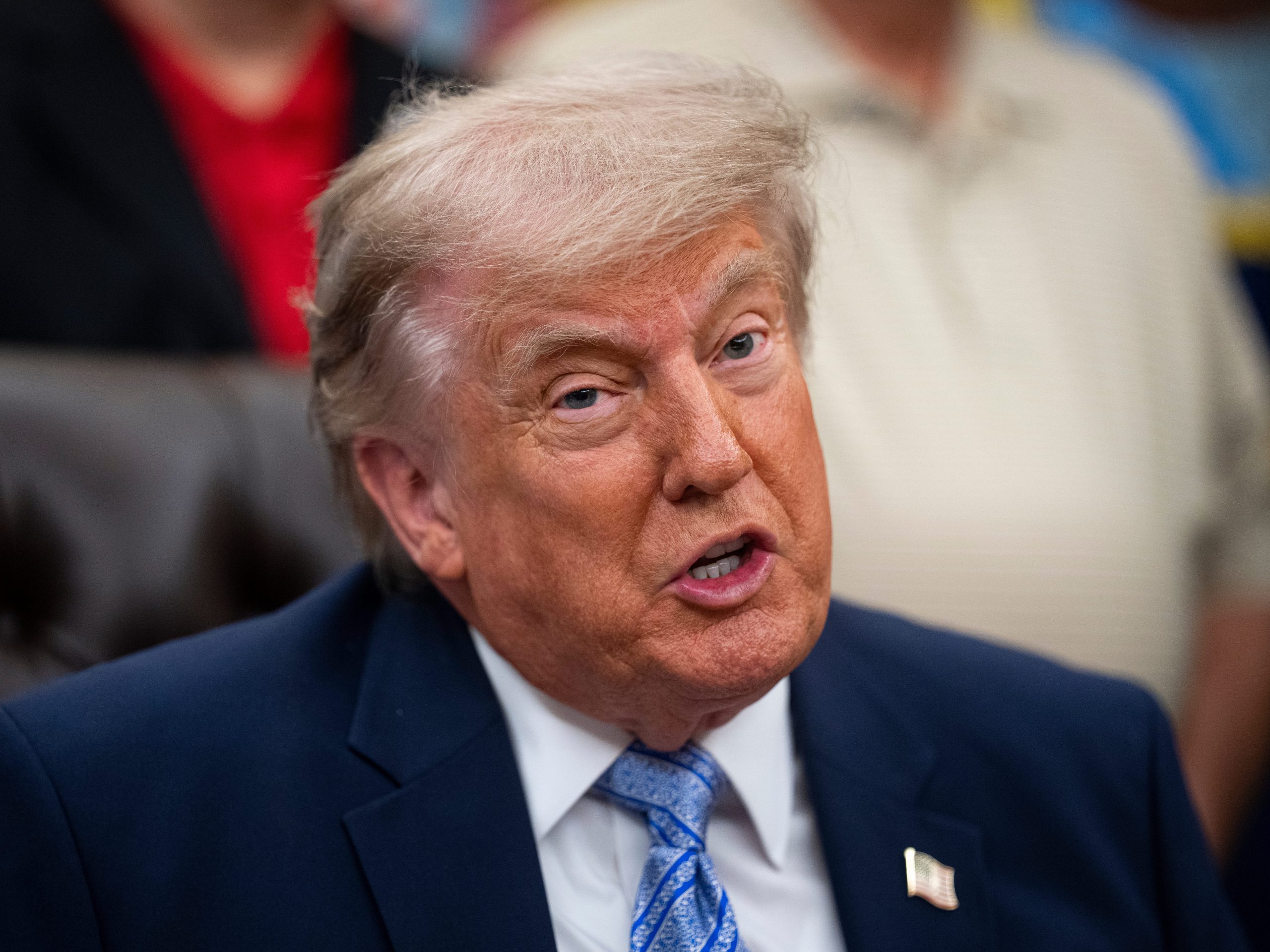 trump-secara-pribadi-menandatangani-perintah-eksekutif-ai-yang-mengurangi-periode-peninjauan-sukarela