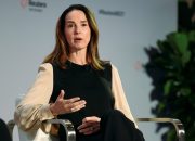 cfo-openai-mengatakan-dia-tidak-bisa-mengatakan-apakah-perangkat-jony-ive-adalah-lubang-suara
