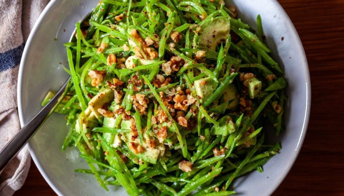 salad kacang salju dengan alpukat