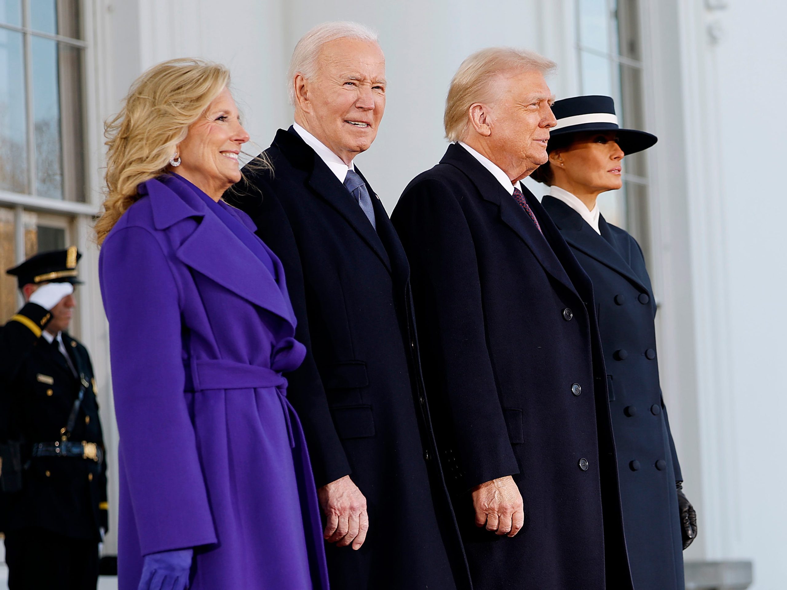 jill-biden-mengatakan-melania-trump-‘terus-berusaha-mengalihkan-topik-ke-cuaca’-selama-perjalanan-dengan-mobil-di-hari-pelantikan-mereka-yang-‘dingin’