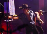 “tucker-wetmore-membawa-energi-bersemangat-ke-malam-kedua-billboard-country-live”.