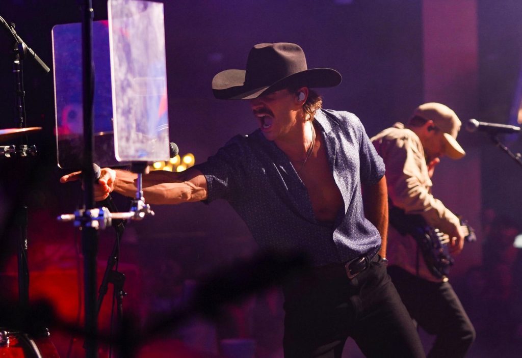 “tucker-wetmore-membawa-energi-bersemangat-ke-malam-kedua-billboard-country-live”.