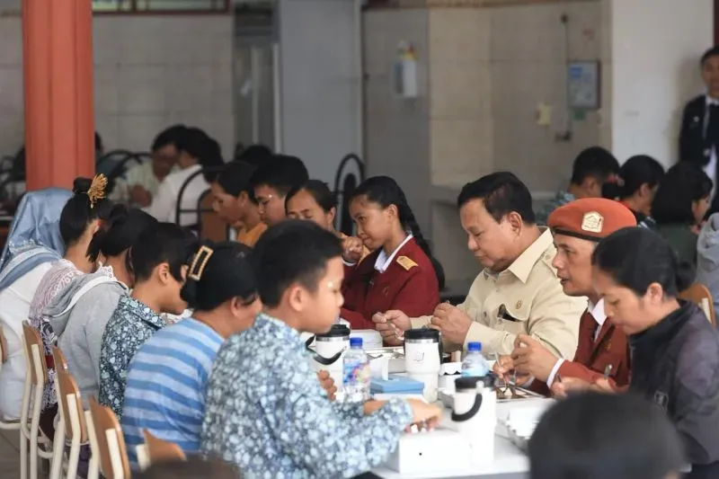 prabowo-santap-mbg-bersama-pelajar-sekolah-rakyat-di-bali
