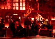 ariana-grande-merangkul-setiap-versi-dirinya-di-tur-sinar-matahari-abadi:-5-momen-terbaik