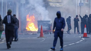 foto:-kerusuhan-anti-imigran-pecah-di-belfast-buntut-penikaman-brutal