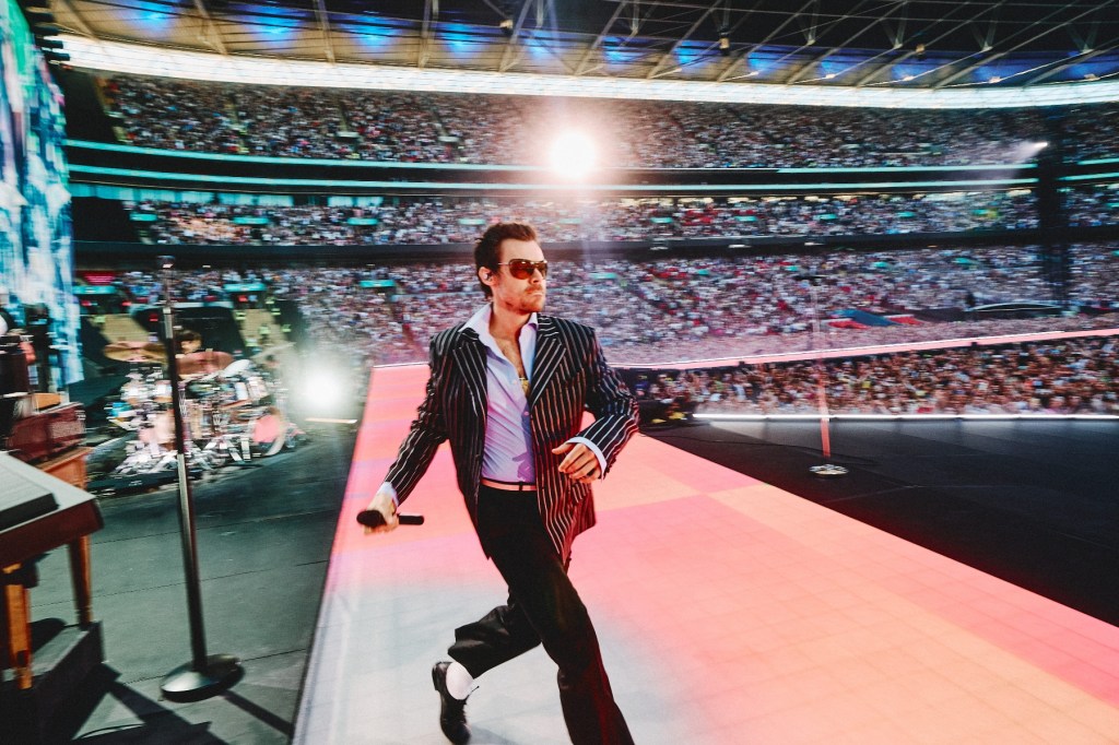 harry-styles-meraih-mahkota-stadion-wembley-saat-perlombaan-bersejarah-dimulai:-7-momen-terbaik