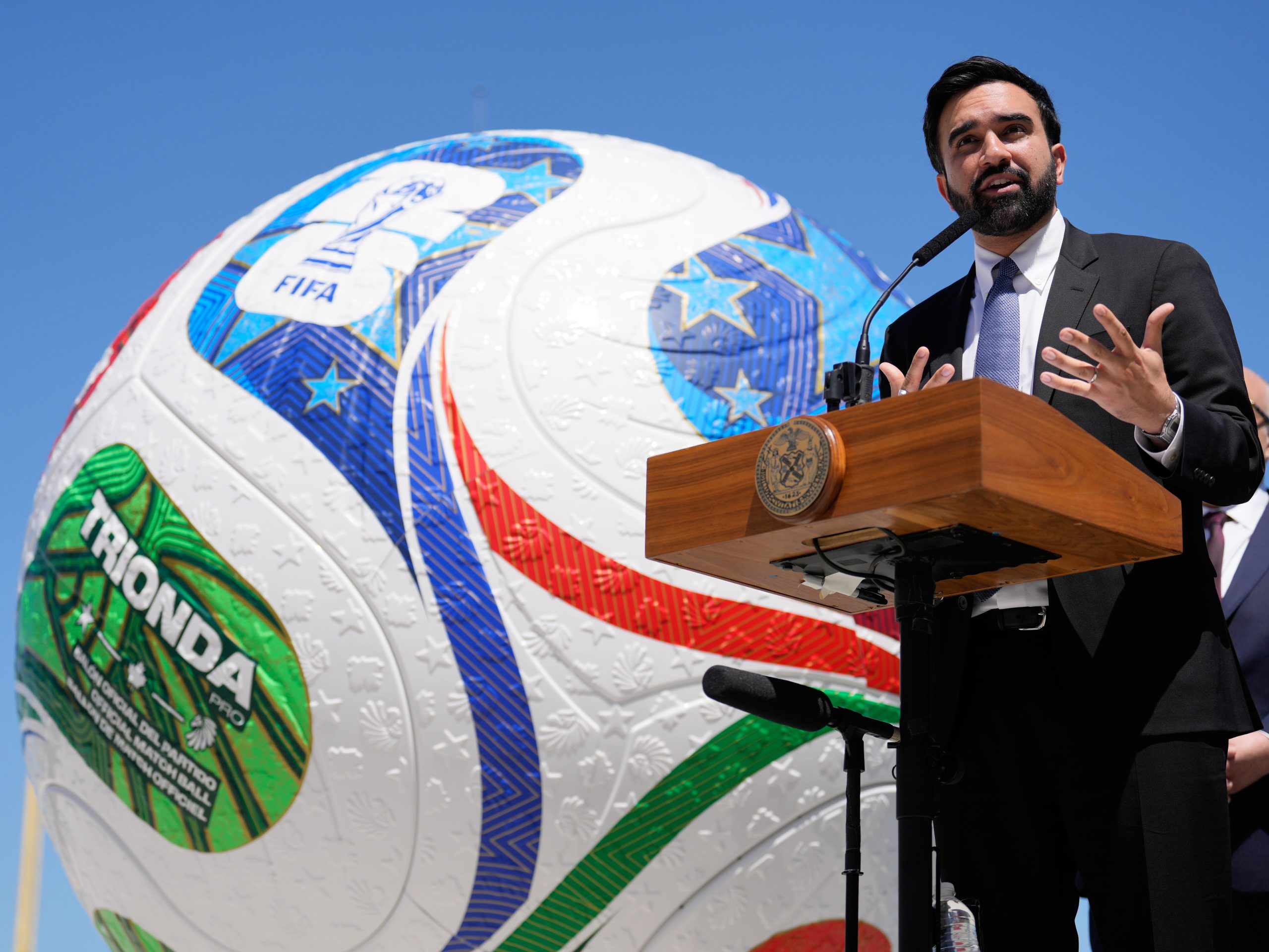pengecer-mencoba-menjual-kaus-mamdani-yang-terjangkau-bertema-piala-dunia-bertema-new-york-seharga-$1.000