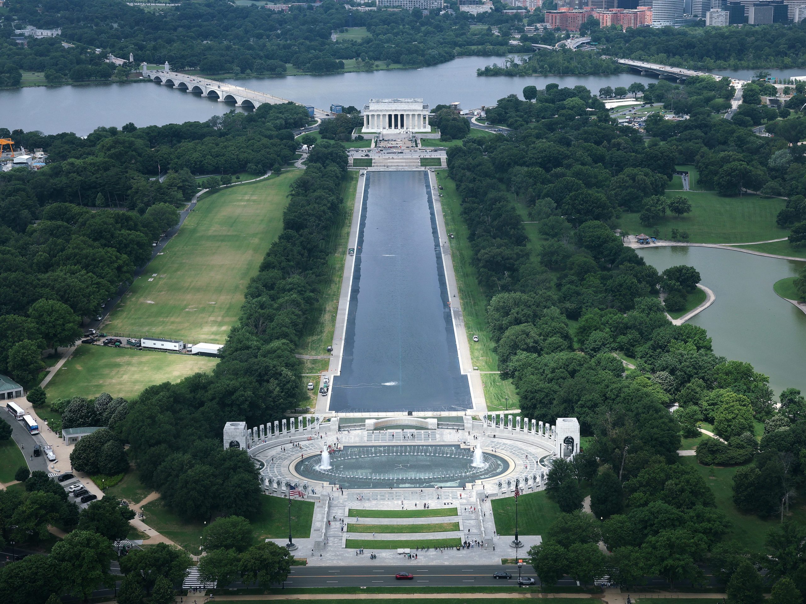 kolam-refleksi-sekarang-menjadi-‘bendera-amerika-berwarna-biru’-lihat-bagaimana-trump-mengubah-washington,-dc,-selama-masa-jabatan-keduanya.