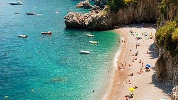 pantai-italia-melarang-pengunjung-usia-10-65-tahun-pakai-payung