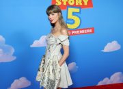 a-whole-‘knew’-worldwide-no.-1:-taylor-swift-debut-di-puncak-billboard-global-200-chart