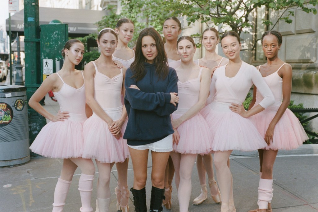 temui-balerina-di-balik-video-musik-‘lagu-bodoh’-olivia-rodrigo:-‘dia-down-for-anything’