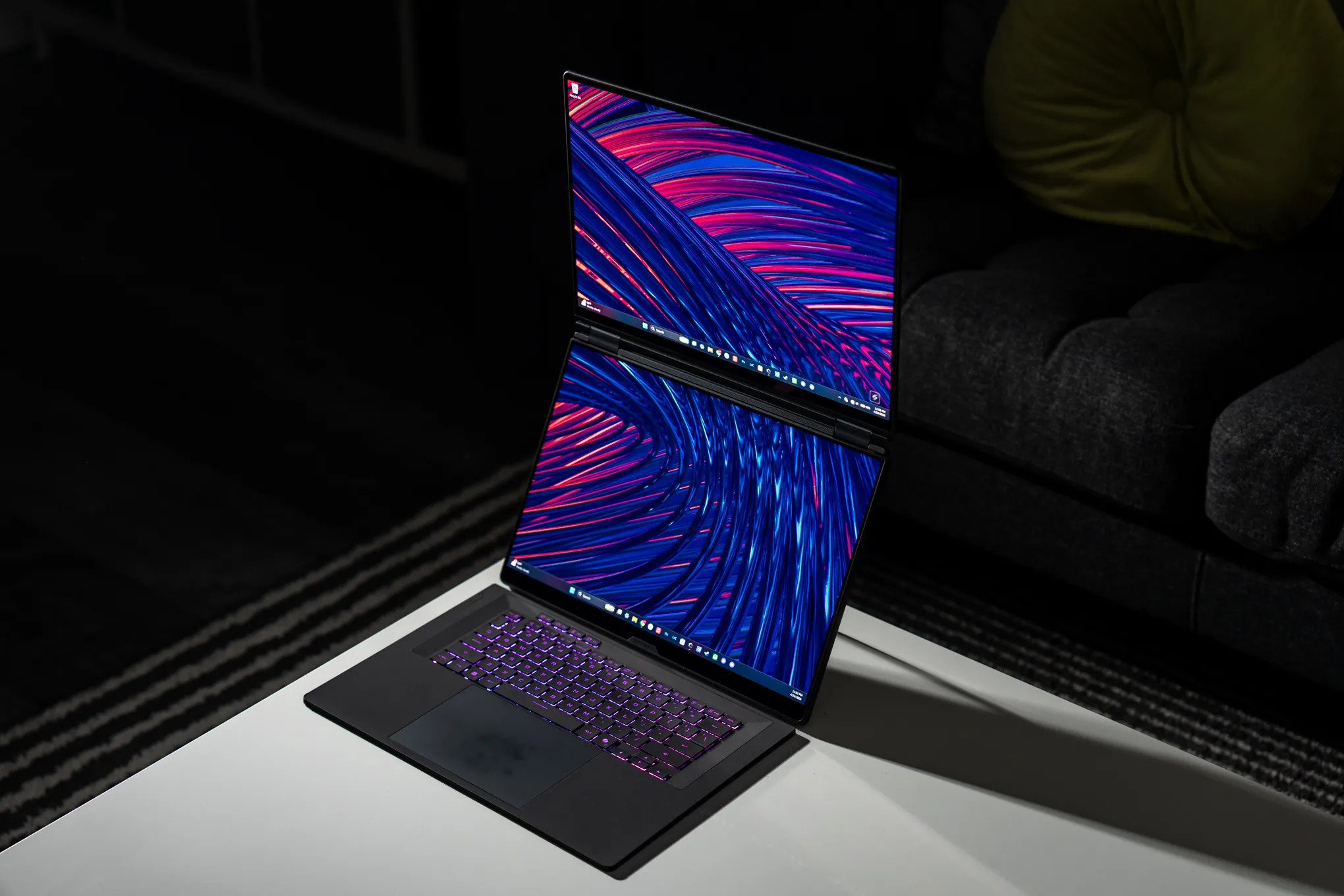 asus-rog-zephyrus-duo-resmi-di-indonesia,-laptop-dual-layar-rp129-juta