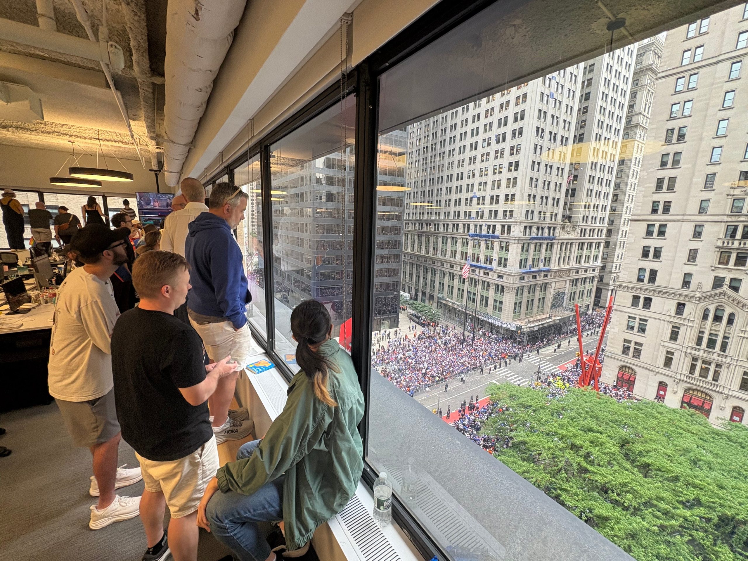 kegembiraan-kantor-terpanas-di-nyc-hari-ini:-pemandangan-barisan-depan-parade-knicks