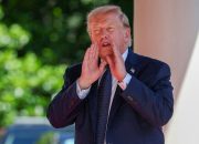 Trump Mengolok-olok Mark Zuckerberg dan Jeff Bezos dengan Memamerkan Teks Menjilat