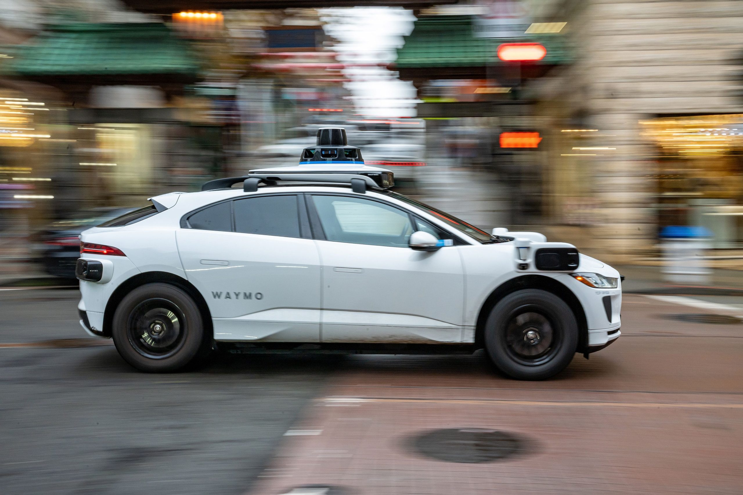 waymo-mengingat-robotaxis-karena-risiko-mereka-akan-berkendara-dengan-kecepatan-ke-zona-konstruksi-jalan-tol