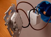 Modul dinding berkabel Hue menghadirkan lampu non-pintar ke dalam ekosistemnya