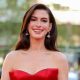 pamer-baby-bump,-anne-hathaway-umumkan-hamil-anak-ketiga