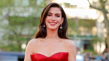pamer-baby-bump,-anne-hathaway-umumkan-hamil-anak-ketiga