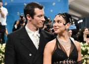 dua-lipa-dan-callum-turner-berbagi-foto-pernikahan-menakjubkan-dari-upacara-di-sisilia