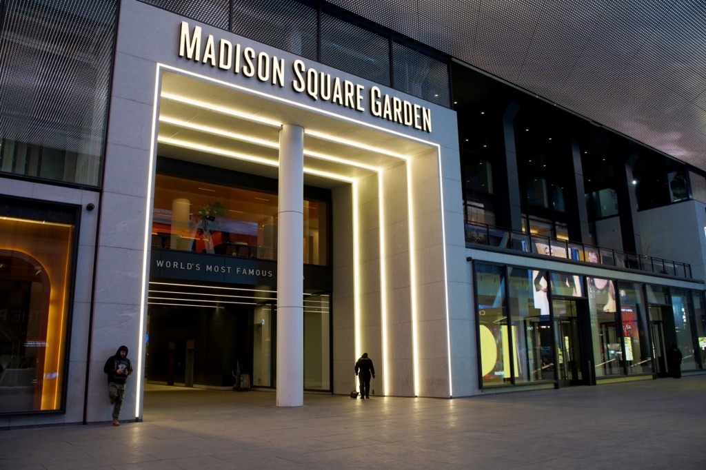 fan-meninggal-setelah-jatuh-dari-balkon-saat-konser-angsa-di-madison-square-garden