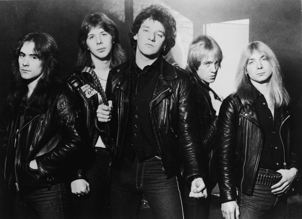 iron-maiden-menerapkan-area-berdiri-tanpa-telepon-di-pertunjukan-paris-la-defense-arena