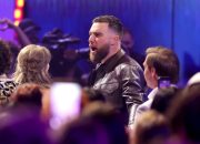 Travis Kelce Bergabung dengan Chris Lake, Yang Meng-Remix ‘Opalite’ Taylor Swift di Panggung di LA