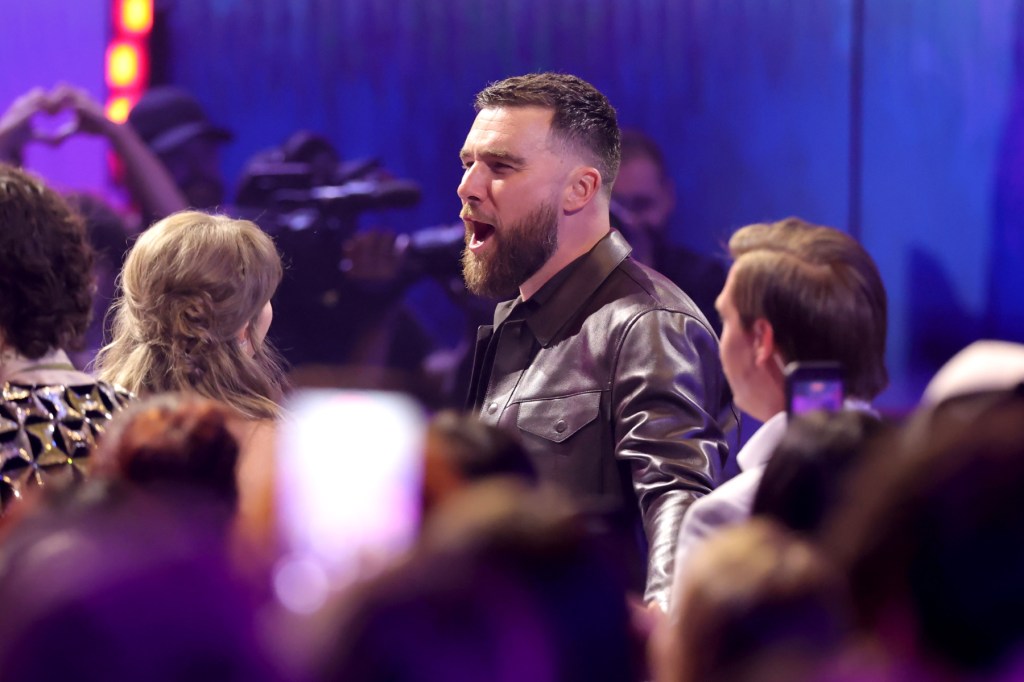 travis-kelce-bergabung-dengan-chris-lake,-yang-meng-remix-‘opalite’-taylor-swift-di-panggung-di-la