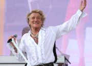 rod-stewart-menggunakan-tangki-oksigen-saat-konser-setelah-hampir-pingsan-di-atas-panggung